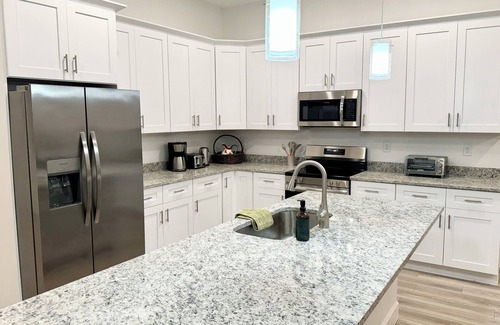 Sanford House | The Hub on Cypress Ave - walk to downtown Sanford