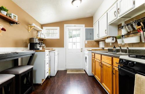 South Bend House | The Huddle & Hangout - 3 Bedroom House Close to ND