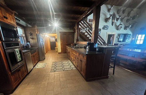 West Gardiner House | The Hunter's Lodge- Beautiful Country Setting