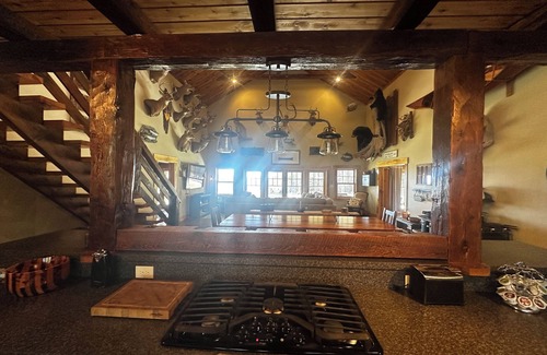West Gardiner House | The Hunter's Lodge- Beautiful Country Setting