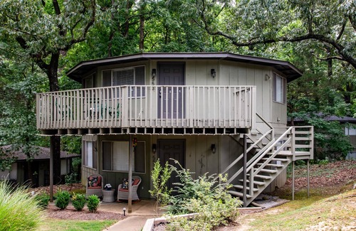 Oxford House | The Hutt, 2BR Chic Condo by Velvet Ditch Villas