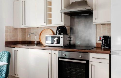 City of Westminster Apartment | The Hyde Park Retreat - Stylish 2BR Family Apt.