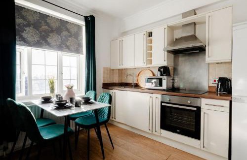 City of Westminster Apartment | The Hyde Park Retreat - Stylish 2BR Family Apt.