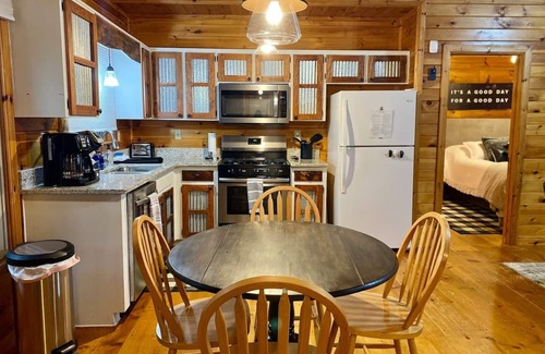 Blue Ridge Cabin | The Hygge at Blue Ridge - Beautiful Mtn view, 3 Fire types, Hot Tub