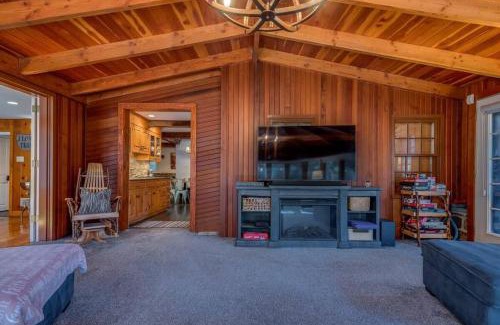 Lake Harmony House | The HYLANDS - Stunning Unique Mountain Home - Spa