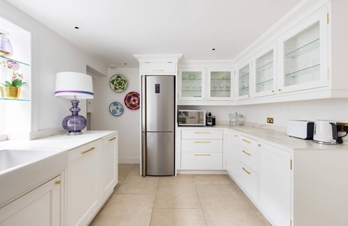 Brompton & Hans Town Apartment | The Impressionist's Fireplace – 3 Bedroom Home in Chelsea