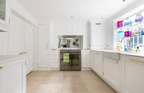 Brompton & Hans Town Apartment | The Impressionist's Fireplace – 3 Bedroom Home in Chelsea