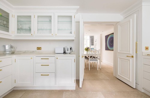 Brompton & Hans Town Apartment | The Impressionist's Fireplace – 3 Bedroom Home in Chelsea