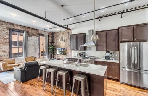 Center City East House | The Independence Suite Residence