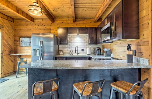 Blairsville Cabin | The Industrial | New woodland cabin in Blairsville with great deck & fireplace