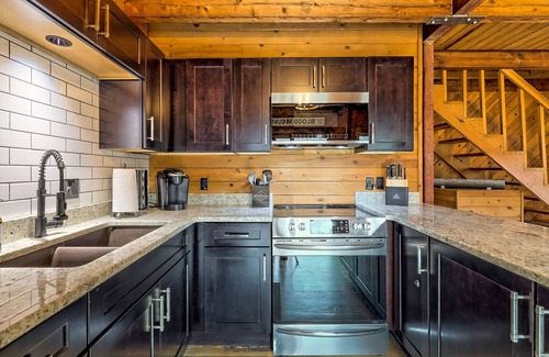 Blairsville Cabin | The Industrial | New woodland cabin in Blairsville with great deck & fireplace