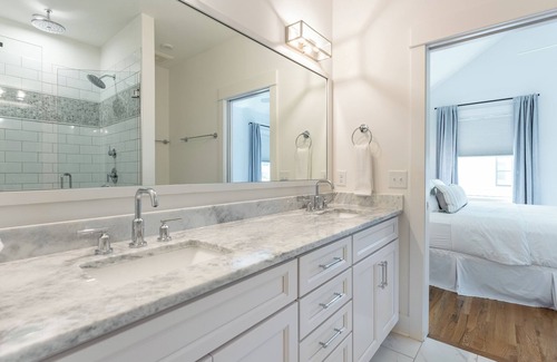 Salemtown House | The Ingrid - Striking Modern Home Near Great Restaurants