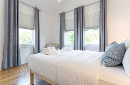 Salemtown House | The Ingrid - Striking Modern Home Near Great Restaurants