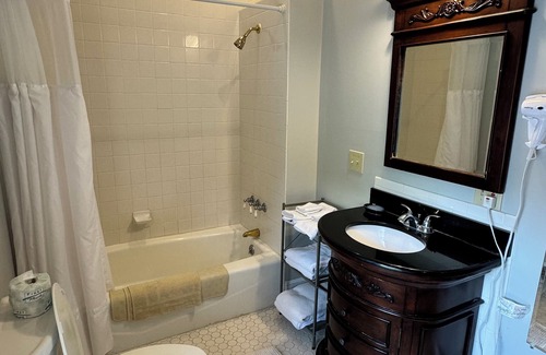 Warm Springs Hotel | The Inn at Gristmill Square