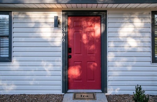 Oxford House | The Ira, 2 miles from the Square and Campus!