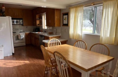 Kernville Cottage | The Isabella Lakehouse