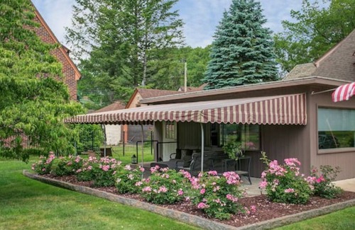 Jamestown Bed & Breakfast | The Isabella Room at The Oaks Hotel-2 Twin Beds