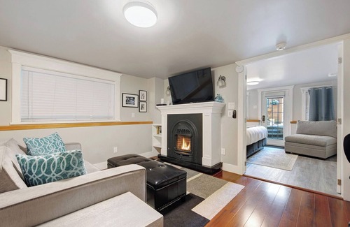 Grandview-Woodland House | The Ivy On Parker Guest House
