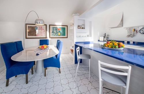 Sant'Agnello Villa | The Ivy Villa with sea view, garden, pool and jacuzzi