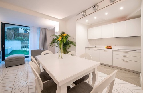 Sant'Agnello Villa | The Ivy Villa with sea view, garden, pool and jacuzzi