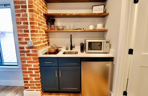 Old Town Alexandria Apartment | The Jefferson Suite at Prince Street Inn