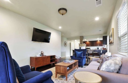 Visalia House | The Jetsetter in DT Visalia with Firepit