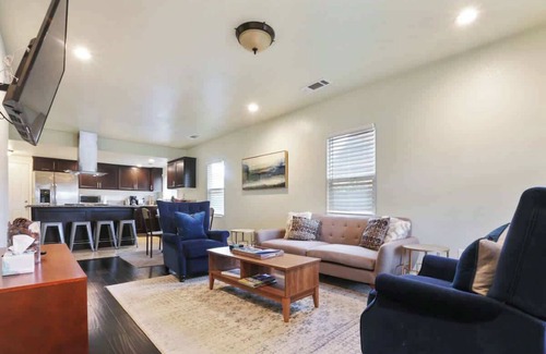 Visalia House | The Jetsetter in DT Visalia with Firepit