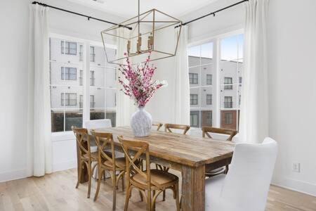 Edgehill House | The Jolene Rooftop with Firepit Close to 12 South