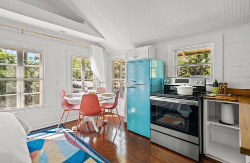 Downtown Apartment | The Julia Place Carriage House-Walk downtown from old Florida glam!
