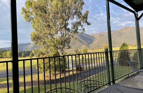 Talbingo Cottage | "The Kabahna". Free Wi Fi, Wood fire, wood supplied. A/C all rooms, D/W.
