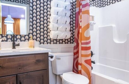 Waynesville Apartment | The Kaleidoscope Cove w/Hot Tub Close to FLW!
