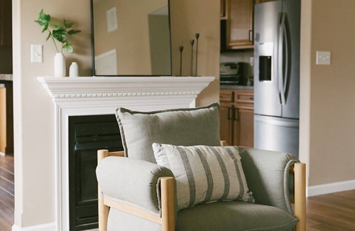 Lexington House | "The Kearney" BRIGHT MODERN STAY w/Yard - 3BR