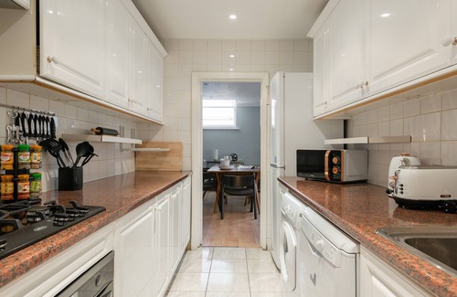 Royal Borough of Kensington and Chelsea House | The Kensington Palace Mews - Bright & Modern 6BDR House with Parking Space