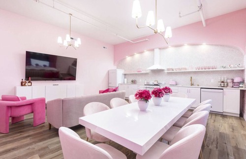 Downtown Louisville Apartment | The Kentucky Rose by Hollyhock Suites