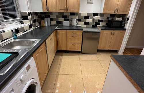 Crawley City Centre House | The Kilnwood House - cosy 3-bedroom house close to Gatwick & Crawley Town Centre