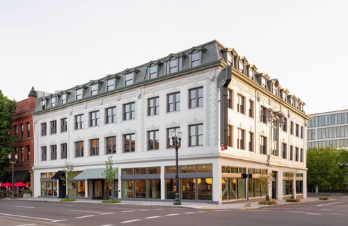 Buckman Neighborhood Apartment | The King ADA Roll-In Shower at Hotel Grand Stark
