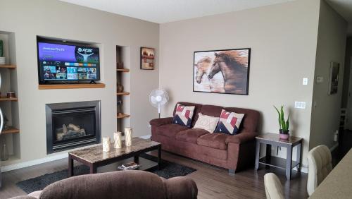 Southwest Calgary House | The King place, is a ROOM in a PRIVATE HOUSE, close to CTrain and Spruce Meadows Equestrian