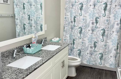 Northeast Raleigh Apartment | The King & Queen Suite