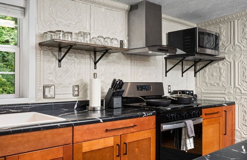 Grawn House | The King Ranch, Hot Tub, King Beds, Fireplace, nJust outside of Traverse City n