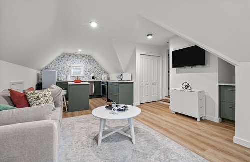 Southern Pines Apartment | The Knollwood Inn located less than .5 miles from Pine Needles Golf Course!