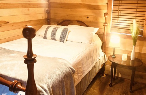 Mannsville Cabin | The Knotted Nook~ A Tiny Cabin Private, Dog Friendly, Smart TV, WiFi, Fire Pit