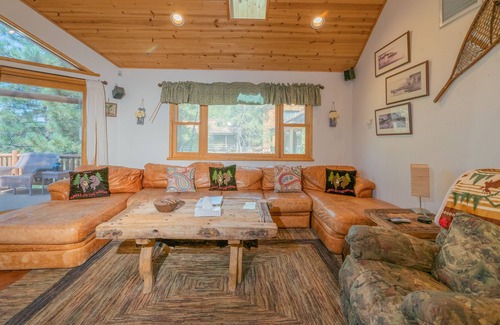 Patton House | The Lake House - 3BR/ 2.5BA/ WiFi/Lakefront/Pool Table/Hot tub/Fenced Yard
