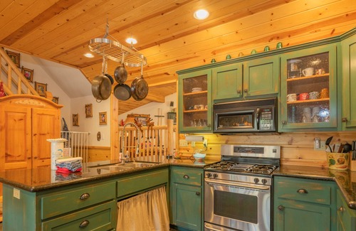 Patton House | The Lake House - 3BR/ 2.5BA/ WiFi/Lakefront/Pool Table/Hot tub/Fenced Yard