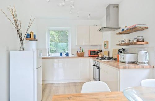 Christchurch House | The Lake House-an utterly private cabin on nature reserve & hot tub