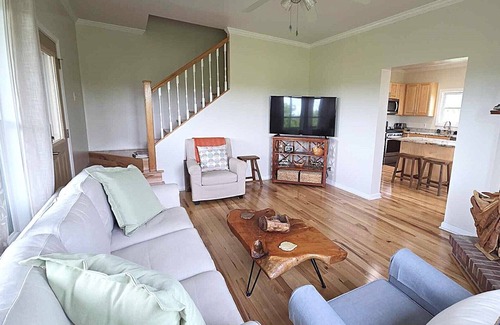 Ocracoke House | The Lake House: Private Large Yard l Screened Porch