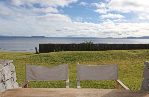 Hatepe House | 'The Lake House', Spacious Family Waterfront