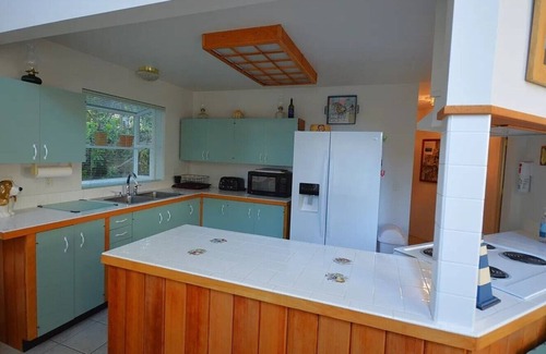 Lakeside House | The Lakehouse sleeps 5, Pet friendly, private dock