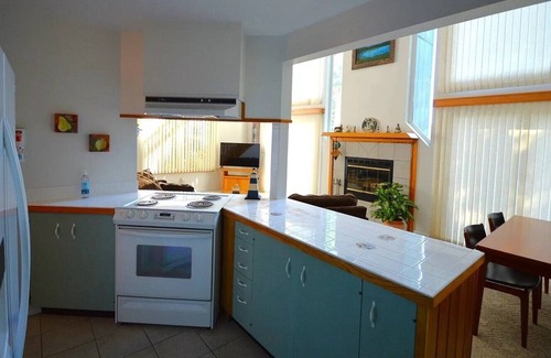 Lakeside House | The Lakehouse sleeps 5, Pet friendly, private dock
