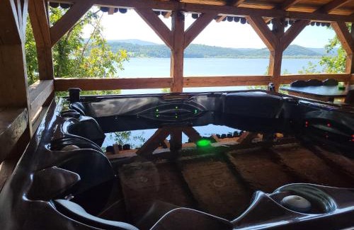 Taut House | The LakeHouse Tauț
