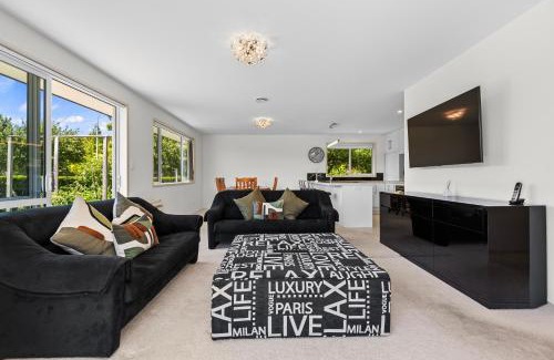 Tauranga House | The Lakeside - Tauranga Holiday Home